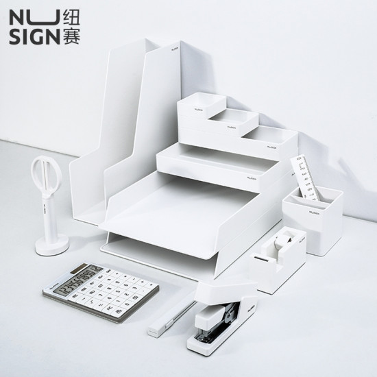 Galda organizators Deli Nusign, balts