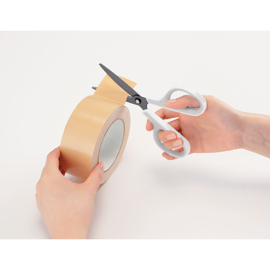 *Šķēres PLUS FITCUT CURVE FLUORINE 17.4 cm, baltas ar pelēku